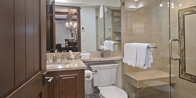 Plaza Lodge #1 5 Bedroom Condo by RedAwning