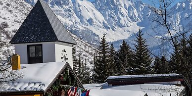 Plaza Lodge #1 5 Bedroom Condo by RedAwning