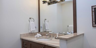 Plaza Lodge #1 5 Bedroom Condo by RedAwning