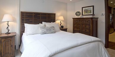 Plaza Lodge #1 5 Bedroom Condo by RedAwning