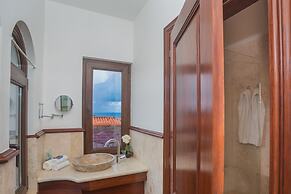 Pristine Bay 1108 4 Bedroom Home by RedAwning