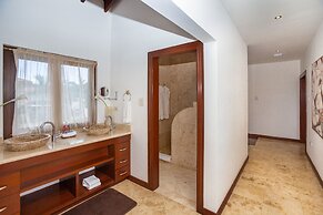 Pristine Bay 1108 4 Bedroom Home by RedAwning