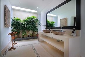 Elegant Private Villa, 3 BR, Seminyak With Staff