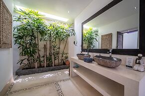 Elegant Private Villa, 3 BR, Seminyak With Staff
