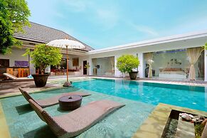Elegant Private Villa, 3 BR, Seminyak With Staff