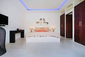 Elegant Private Villa, 3 BR, Seminyak With Staff