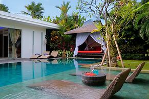 Elegant Private Villa, 3 BR, Seminyak With Staff
