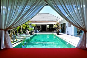 Elegant Private Villa, 3 BR, Seminyak With Staff