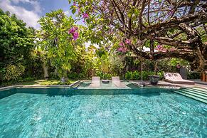 Elegant Private Villa, 3 BR, Seminyak With Staff