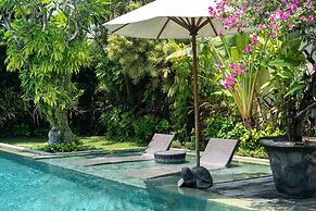 Elegant Private Villa, 3 BR, Seminyak With Staff