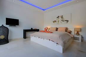 Elegant Private Villa, 3 BR, Seminyak With Staff