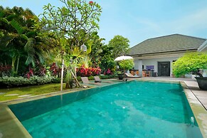 Elegant Private Villa, 3 BR, Seminyak With Staff