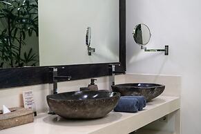 Elegant Private Villa, 3 BR, Seminyak With Staff