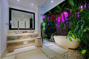 Elegant Private Villa, 3 BR, Seminyak With Staff