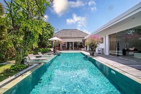 Elegant Private Villa, 3 BR, Seminyak With Staff