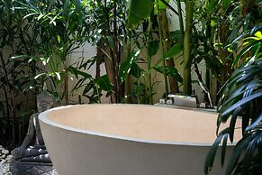 Elegant Private Villa, 3 BR, Seminyak With Staff