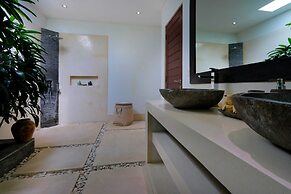 Elegant Private Villa, 3 BR, Seminyak With Staff
