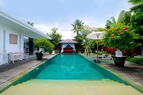 Elegant Private Villa, 3 BR, Seminyak With Staff