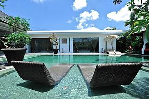 Elegant Private Villa, 3 BR, Seminyak With Staff