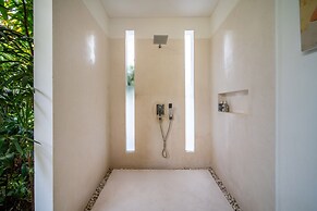 Elegant Private Villa, 3 BR, Seminyak With Staff