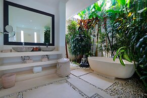 Elegant Private Villa, 3 BR, Seminyak With Staff