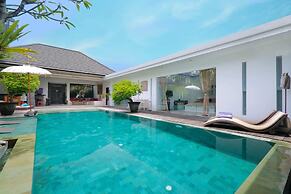 Elegant Private Villa, 3 BR, Seminyak With Staff