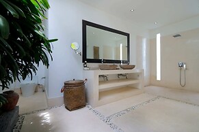 Elegant Private Villa, 3 BR, Seminyak With Staff