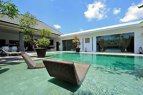 Elegant Private Villa, 3 BR, Seminyak With Staff