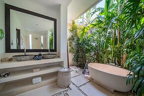 Elegant Private Villa, 3 BR, Seminyak With Staff
