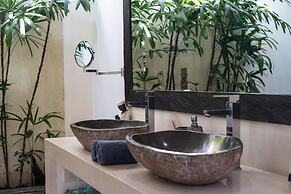 Elegant Private Villa, 3 BR, Seminyak With Staff