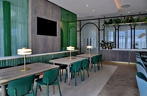 Courtyard Hotel Waterfall City