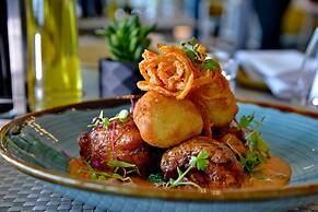 Courtyard Hotel Waterfall City