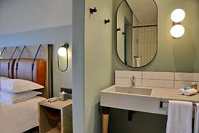 Courtyard Hotel Waterfall City