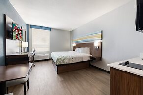 HomeTowne Studios By Red Roof Newport News – Hampton West