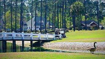 208m 1 Bedroom Condo by Redawning