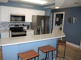 208m 1 Bedroom Condo by Redawning