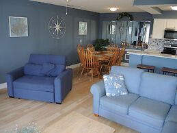 208m 1 Bedroom Condo by Redawning