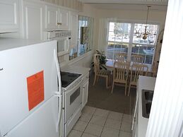 Family Friendly Condo 1504M with Resort Golf Course Onsite by RedAwnin