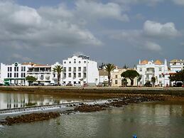 3-bed Apartment in Town Centre With Beach Access!