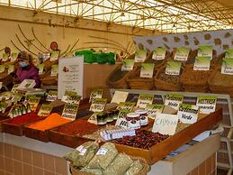 3-bed Apartment in Town Centre With Beach Access!