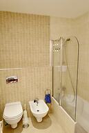 3-bed Apartment in Town Centre With Beach Access!