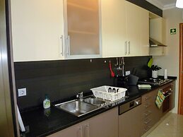 3-bed Apartment in Town Centre With Beach Access!