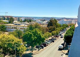 3-bed Apartment in Town Centre With Beach Access!