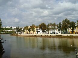 3-bed Apartment in Town Centre With Beach Access!