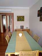 3-bed Apartment in Town Centre With Beach Access!