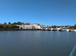 3-bed Apartment in Town Centre With Beach Access!