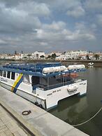 3-bed Apartment in Town Centre With Beach Access!