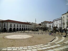 3-bed Apartment in Town Centre With Beach Access!