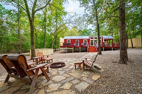 Fish Tales Stunning Cabin Includes Wifi, Hot Tub, and BBQ by Redawning