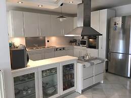 Stunning 4-bed Villa in Lagonisi Kalivia Thorikou